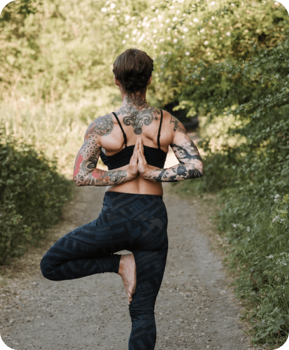 femme avec les mains dans le dos